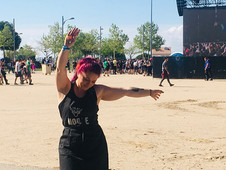 17:30h. de la tarde, primer concierto del día, Corina baila...