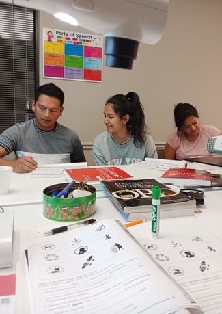 Grupo de alumnos trabajando.