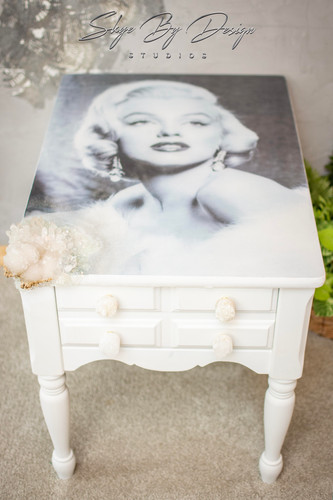 マリリンモンロー　テーブル Forever Marilyn パームスプリングス美術館正面の遊歩道に設置