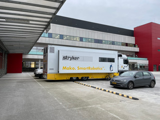 Training in STRYKER vrachtwagen. Een mobiel opleidingscentrum.