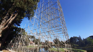 Estruturas do Natal Luz de Gramado em fase montagem
