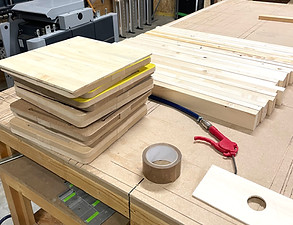 Revalorisation du bois pour upcycling en meubles locatifs événementiels.