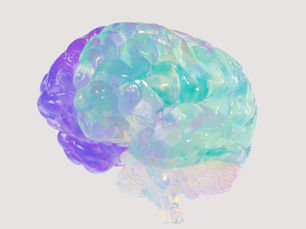 Représentation artistique d'un cerveau humain en 3D avec des reflets holographiques dans les tons violet, bleu turquoise et vert, illustrant la fusion entre neurosciences et marketing responsable. L'aspect translucide et coloré évoque la transparence et l'innovation dans l'approche éthique du neuromarketing.