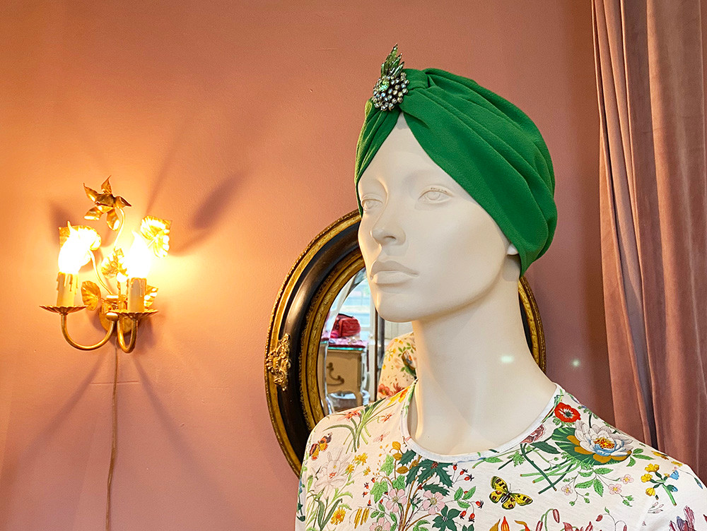 Groene vintage tulband met een broche middenvoor