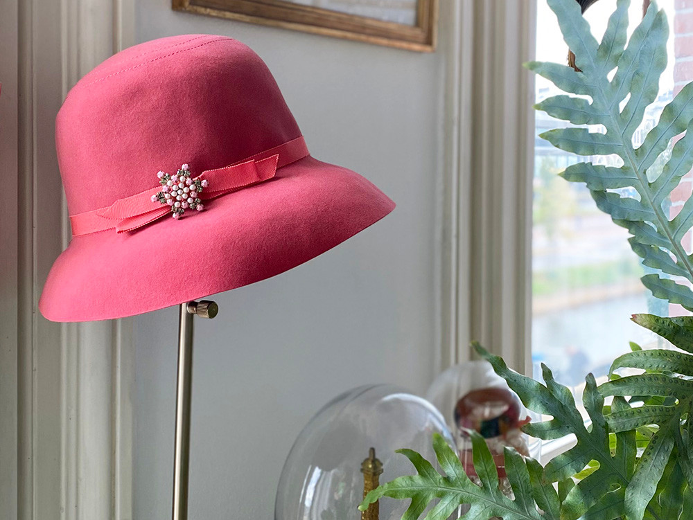 Roze hoed met grote vintage strass broche