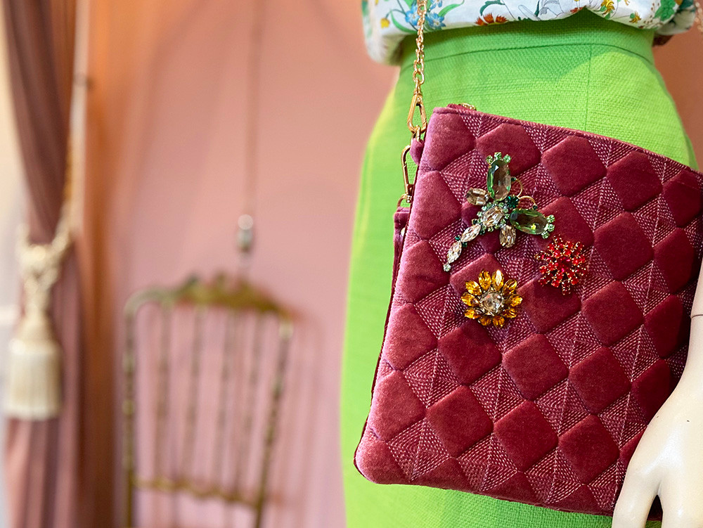 Kristalglazen vintage broches op een tas