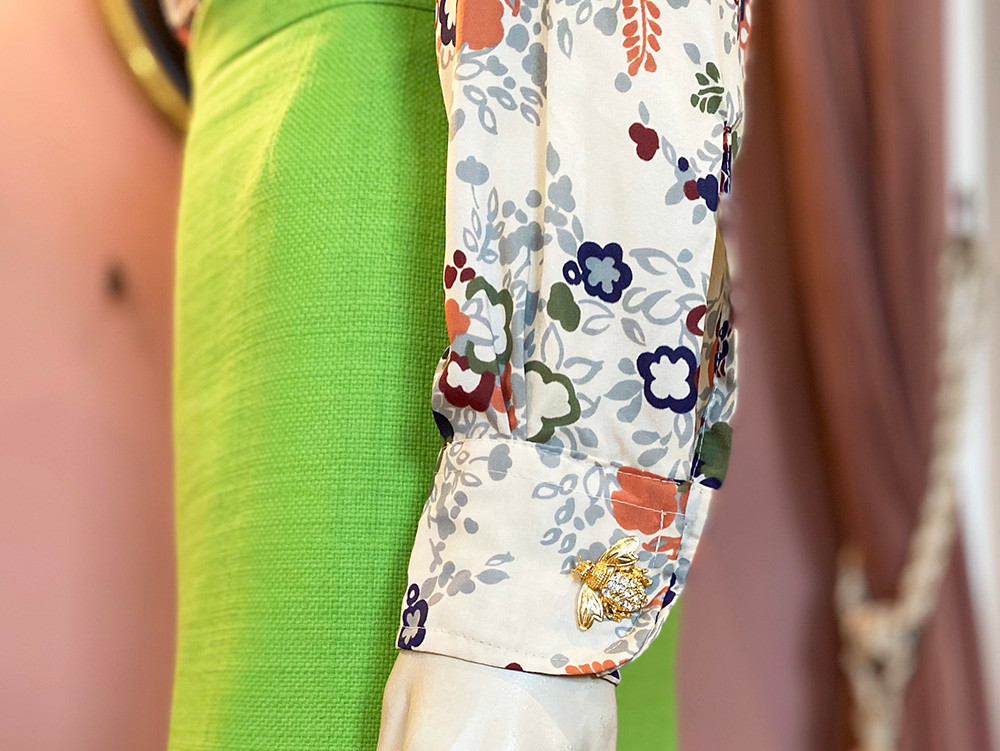 Gebruik vintage broches als manchetknopen aan je blouse