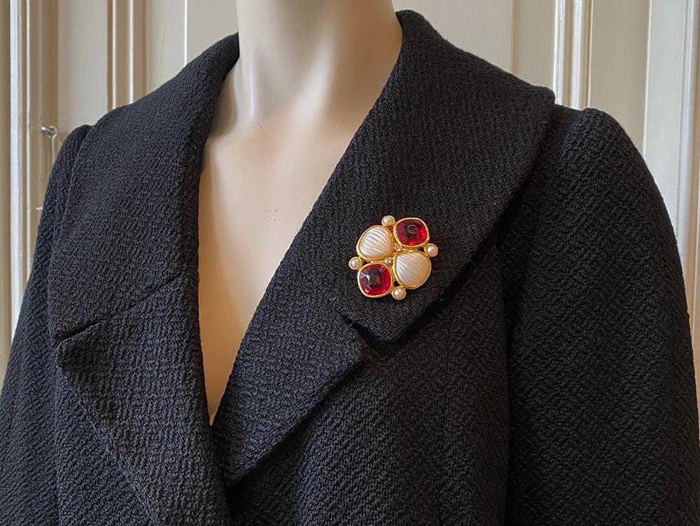 Broche op de reverskraag van een vintage mantel