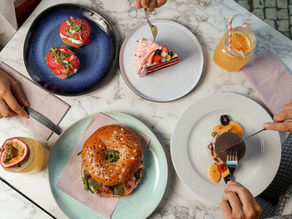 Este brunch em Lisboa leva-o dos ovos Benedict cor-de-rosa às panquecas com pistáchio