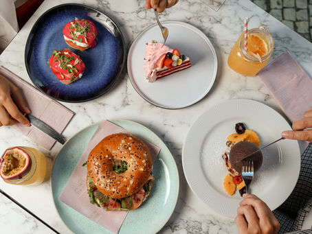Este brunch em Lisboa leva-o dos ovos Benedict cor-de-rosa às panquecas com pistáchio
