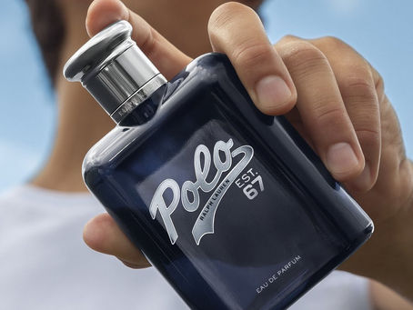 Este frasco azul meia-noite contém o aroma mais viciante dos últimos tempos
