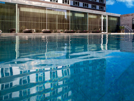 Não vai de férias tão cedo? Poucos sabem que podem passar o dia nesta piscina em Lisboa