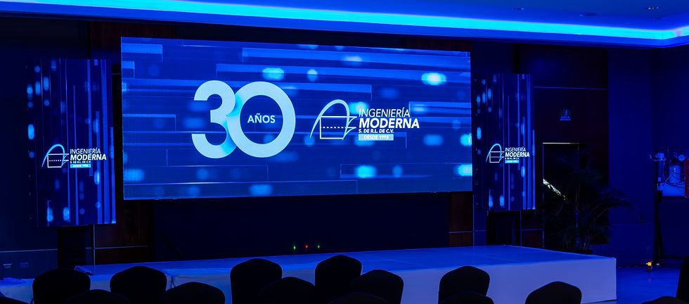El logotipo “30 años Ingeniería Moderna” emergió en la pantalla principal en los tonos azules de la marca.