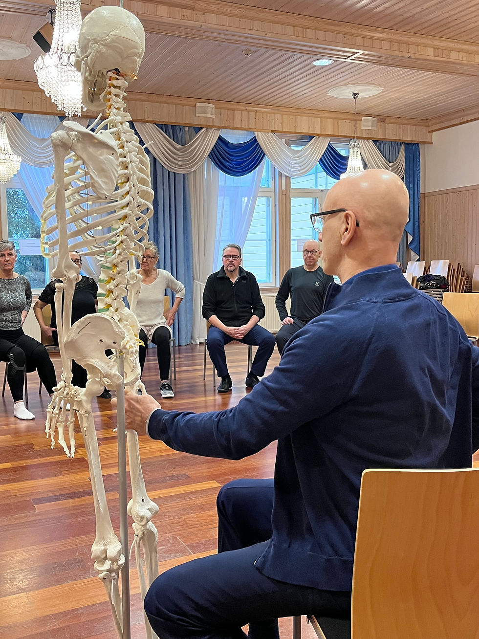 Harri Antikainen opettamassa tangoviikolla.