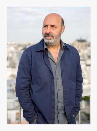 Photographe spécialisée dans le cinéma. Portraits d'acteurs, plateaux de tournage, affiches et communication culturelle.
Portraits d'artistes, auteurs, comédiens et personnalités. Photographie éditoriale et portraits sur mesure à Paris et dans le Perche.