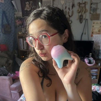 Real customer reviewing the Satisfyer Mermaid Vibes clitoral vibrator for Mommys Toy Shop Edmonton