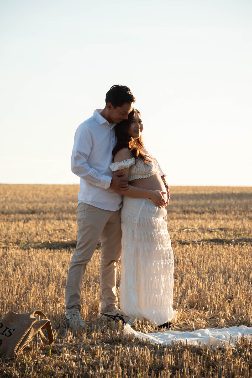 stunning couples maternity session in Kent outdoors