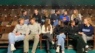 Based on Stage vzw maakt eerste toneelvoorstelling met jongeren: “Zet u”