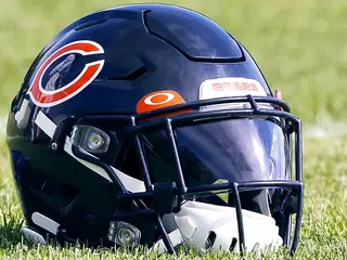Capacete do Chicago Bears no gramado de um campo.
