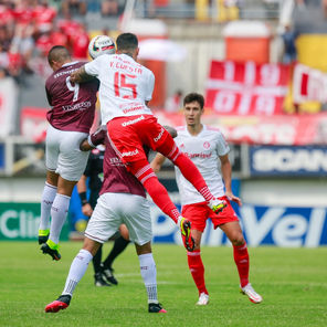 Caxias sofre gol no fim, perde para o Inter e sai do G4