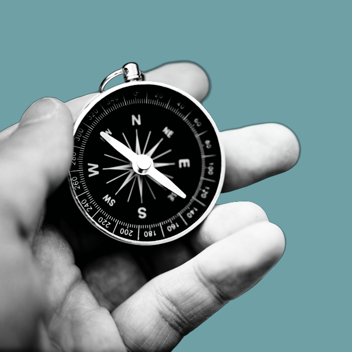 Mano sosteniendo una brújula