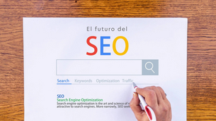 Portada del artículo con una hoja impresa que dice "El futuro del SEO" y debajo una barra de buscador 