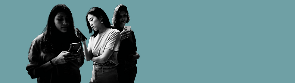 Personas mirando su celular de manera enajenada.