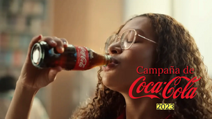 Portada del artículo donde aparece una imagen de una chica tomando una Coca-Cola, como parte de la nueva campaña 2023