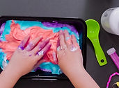 Mains sur slime