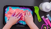 Mains sur slime