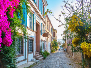 AYVALIK SOKAKLARINDA KAOS