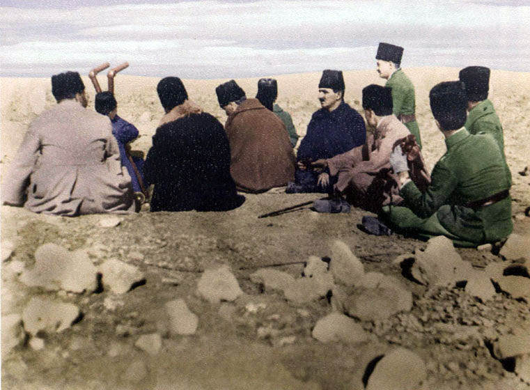 Türk komuta kademesi Duatepe'de savaşı yönetirken. Mustafa Fevzi (Çakmak), Köprülü Kâzım (Özalp), Mustafa Kemal (Atatürk), İsmet (İnönü) ve Hayrullah (Fişek)