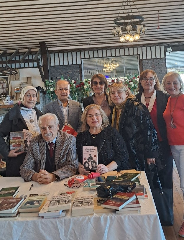 Fatsa'da Kitap İmzalarken