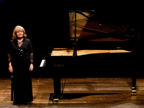 İDİL BİRET bugün DOĞDU! *Kendisi ve Suna Kan için özel olarak çıkarılan Harika Çocuk Yasası ile Paris Konservatuvarı'nda öğrenim gördü; ardından 20. asrın en büyük piyanistlerinden Alfred Cortot ve Wilhelm Kempff ile çalıştı. 16 yaşından itibaren çeşitli dünya sahnelerinde ikibine yakın konser verdi. ABD ve Avrupa'da 80 plak kaydeden sanatçının kayıtları pek çok ödül almış olup ABD, Avrupa ve Uzak Doğu'da büyük bir dinleyici kitlesine ulaşmıştır.