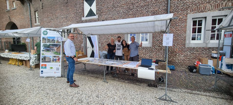 Man voor Op de Bees kraam op Duurzaamheidsmarkt