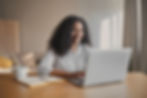 Mulher estudando no computador