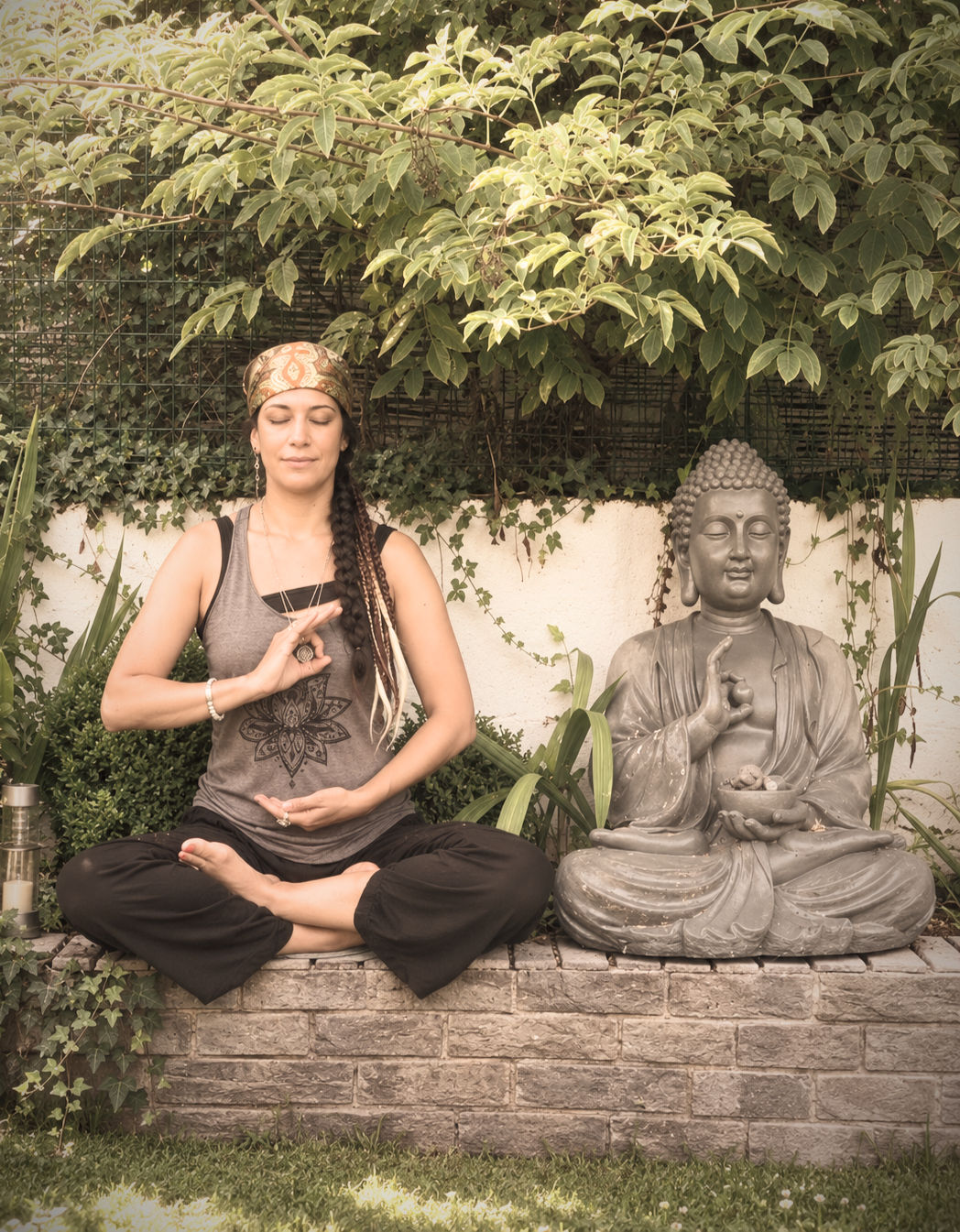 Femme en position de lotus et méditation accueillant son énergie vitale
