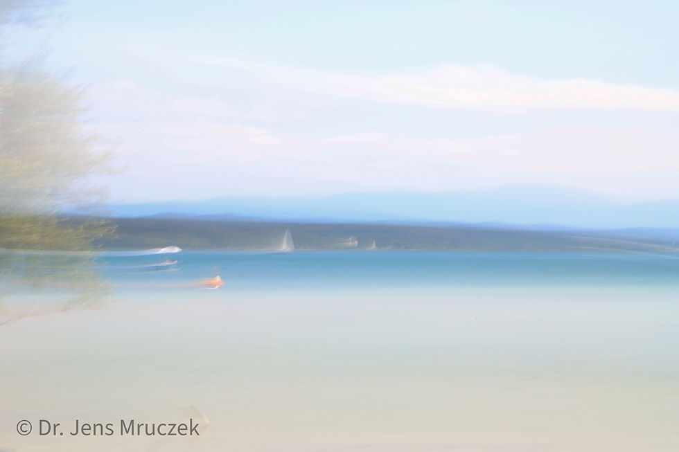 Verwischtes Bild vom See mit Booten