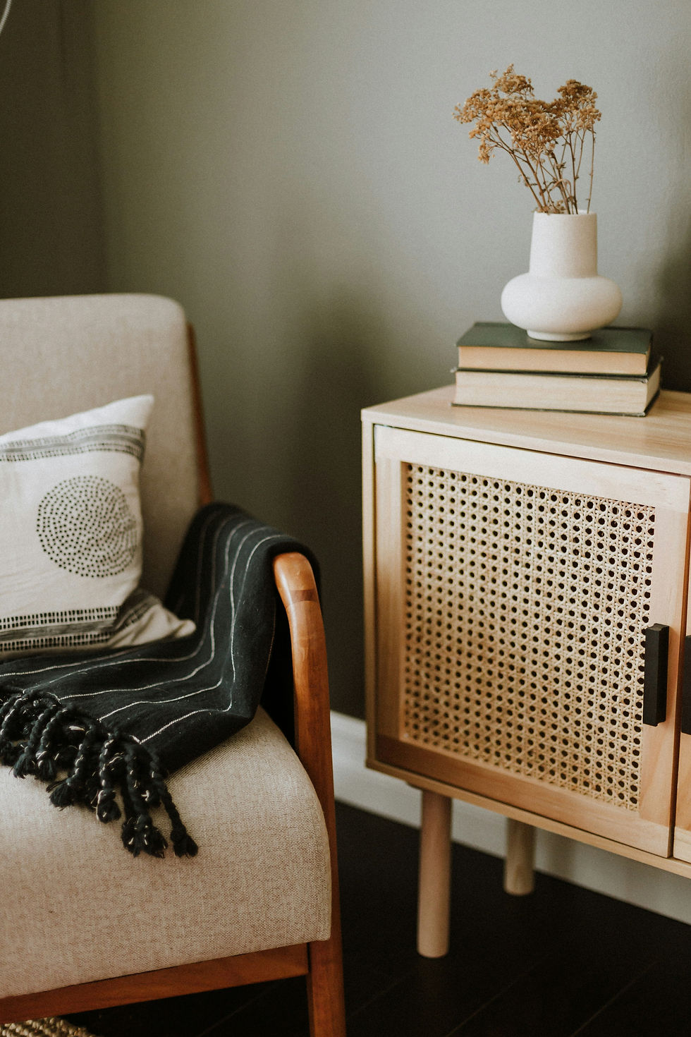 A minimalist ceramic vase put in Nordic-style apartment.