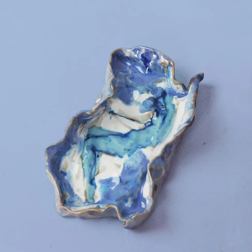 Thumbnail: Angled view of a hand-painted ceramic art tray with female portrait, featuring epoxy coating and soft sculptural lines – one-