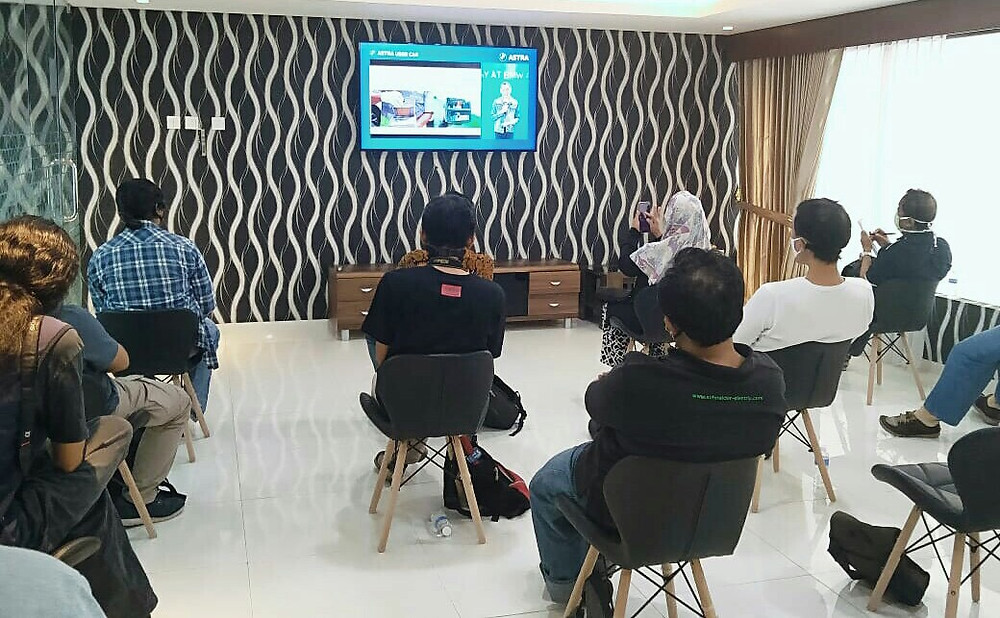 A NEW DAY : Media saat menyaksikan bersama peluncuran penerapan standar layanan baru di BMW Astra melalui YouTube Live di BMW Astra Surabaya Jl. HR. Muhammad Kav. 2 Surabaya, Jumat (17/7/2020). (Ist)