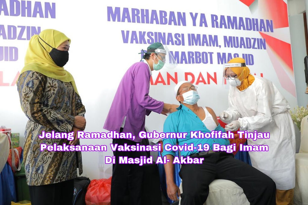 Gubernur Jawa Timur, Khofifah Indar Parawansa, meninjau secara langsung pelaksanaan vaksinasi Covid-19 kepada imam, muadzin, dan marbot masjid dengan total 1000 orang yang digelar di Masjid Al-Akbar Surabaya (MAS). Foto: Ayul