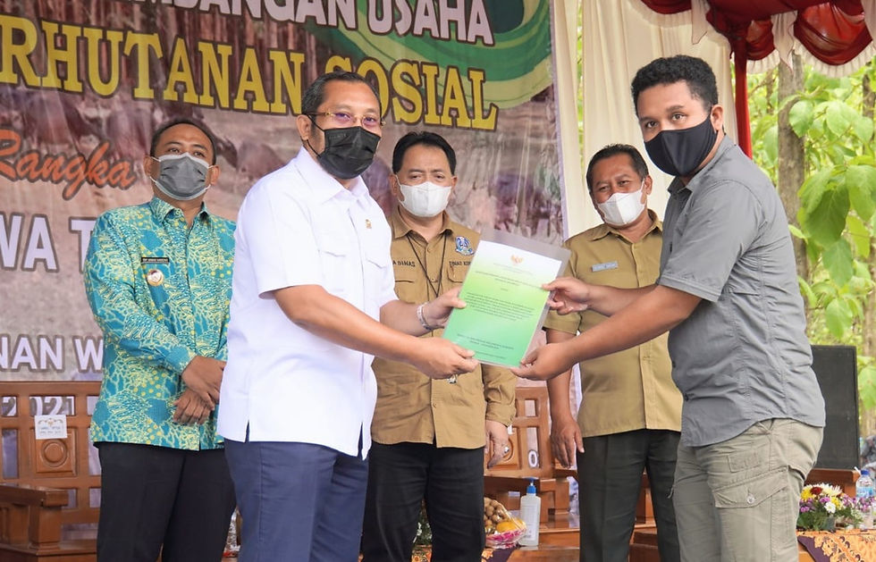 Wakil Ketua DPRD Provinsi Jawa Timur DPRD Jatim Sahat Tua Simanjuntak menghadiri kegiatan sinkronisasi fasilitasi pengembangan usaha bagi kelompok perhutanan sosial tahun 2021 yang digelar oleh Dinas Kehutanan Provinsi Jawa Timur (Dishut Jatim) dalam rangka Peringatan Hari Jadi Provinsi Jawa Timur ke-76, di Lapangan Kampung Kerbau, Dusun Bulak Pepe, Desa Banyubiru, Kecamatan Widodaren, Kabupaten Ngawi, pada Kamis (14/10/2021). (Foto: Ayul)