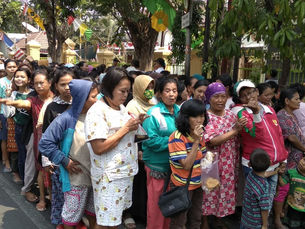 Ribuan Orang Antri Daging Kurban Di PN Surabaya