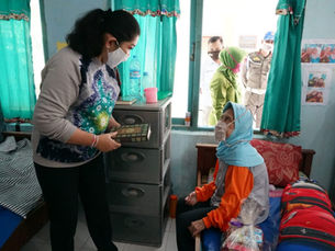 Ketua TP PKK Sumsel Serahkan Masker Dan Al-Qur’an ke Sejumlah Panti Sosial Lansia