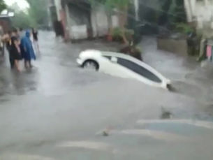 Banjir Di Jalan Borobudur Malang, Seret Mobil Ke Sungai Dan Celakai Pengendar Motor; LikeVideohttps: