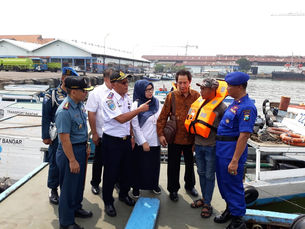 Ajak Aware Keselamatan Pelayaran, Pelni Serahkan 250 Life Jaket