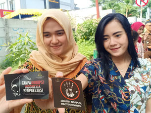 Peringati Anti Korupsi Se-Dunia, Kejari Surabaya Bagikan Stiker Dengan Pesan No Korupsi
