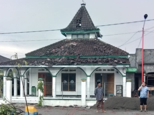 Puting Beliung Hantam Tempat Ibadah Di Desa Banter, Gresik