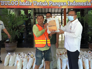 Bulog Jatim Berikan Bansos untuk Warga Terdampak Covid-19